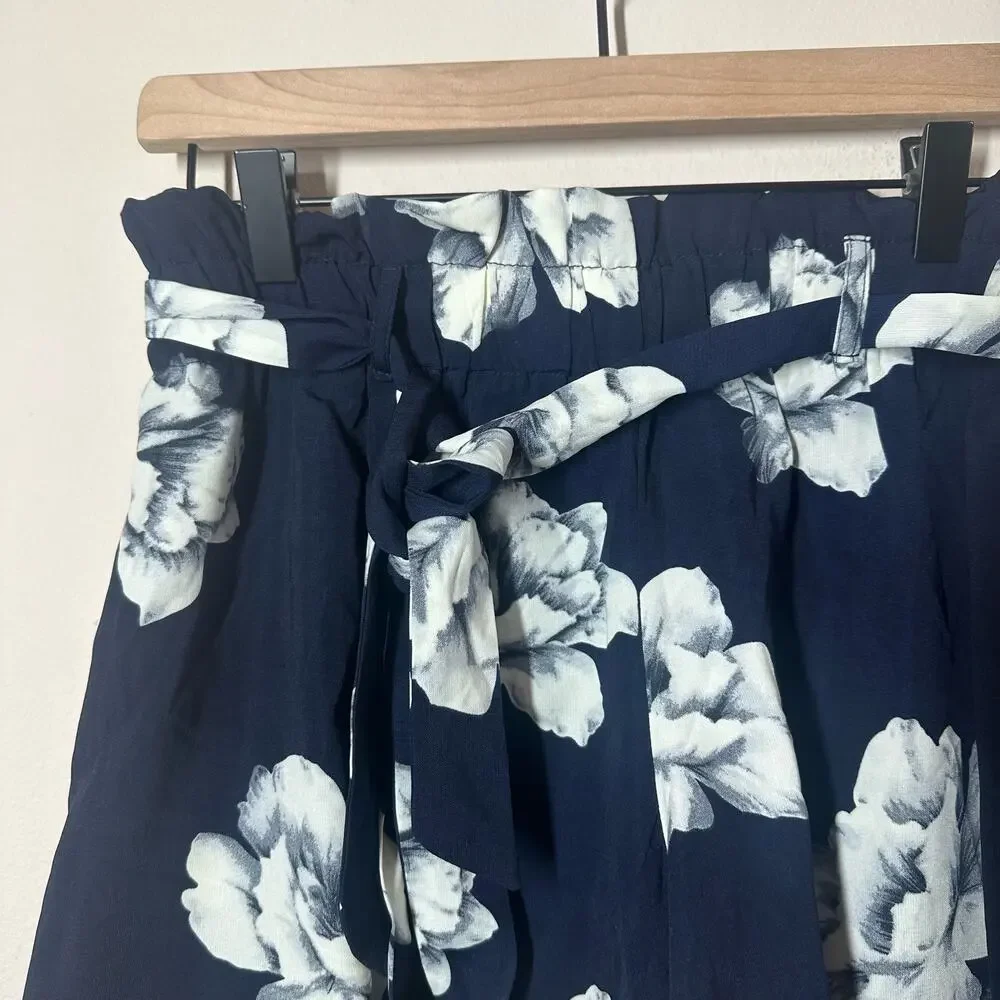 NEW IJOAH Women's Kadie Floral Shorts Navy White Size Medium Vacation Tropical